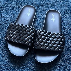Target Universal Thread women’s slides - side 5.5